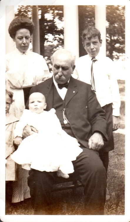 John Wm Hagemeyer Sr and family abt 1912.jpg