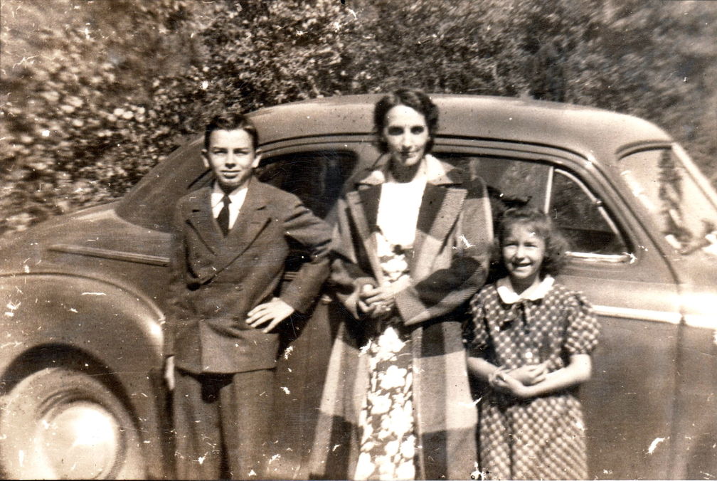 Jack-Juanita-and Nita Hagemeyer Sept 1942.jpg